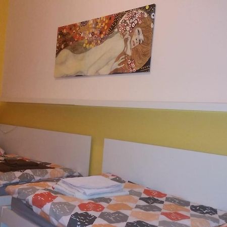 Geraeumige Zentrumsnahe Altbauwohnung Vienna Esterno foto