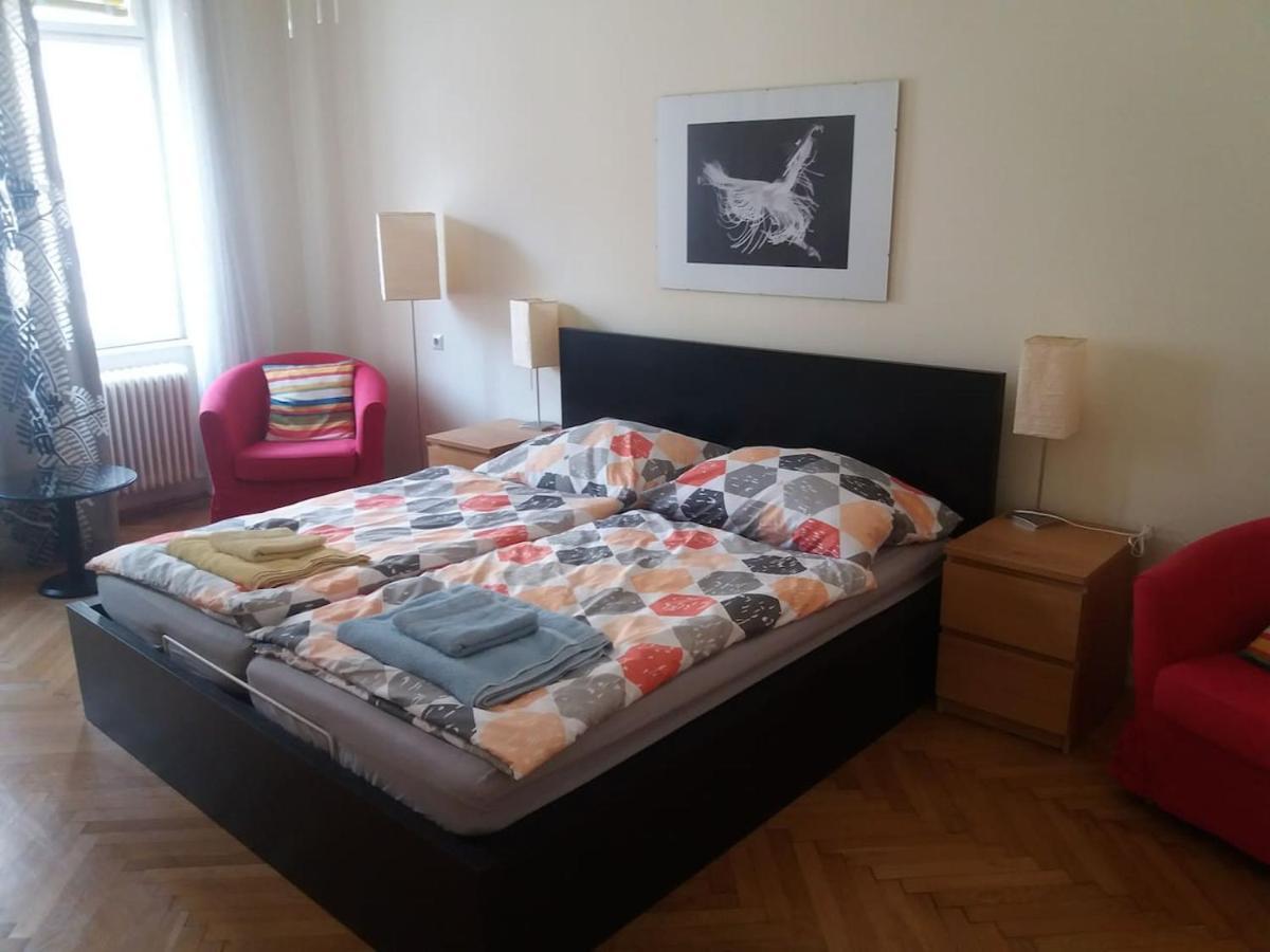 Geraeumige Zentrumsnahe Altbauwohnung Vienna Esterno foto