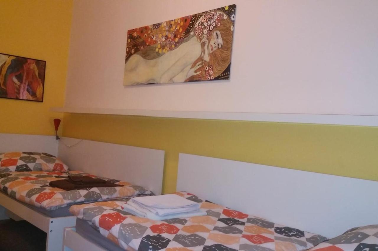 Geraeumige Zentrumsnahe Altbauwohnung Vienna Esterno foto