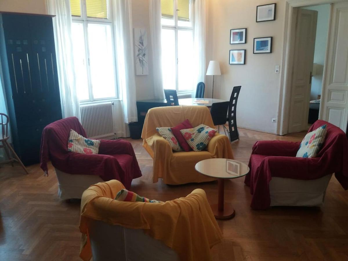 Geraeumige Zentrumsnahe Altbauwohnung Vienna Esterno foto