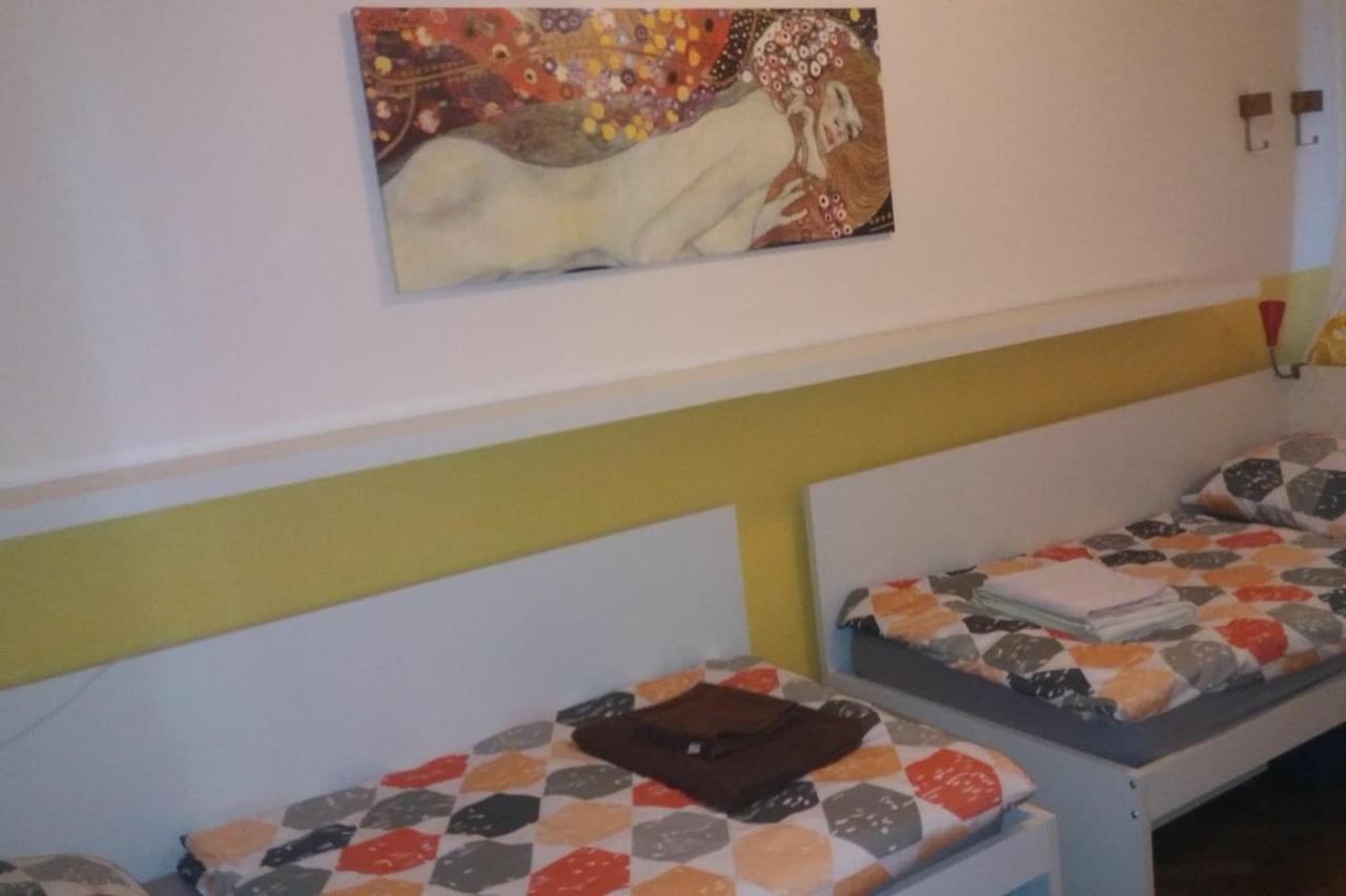 Geraeumige Zentrumsnahe Altbauwohnung Vienna Esterno foto