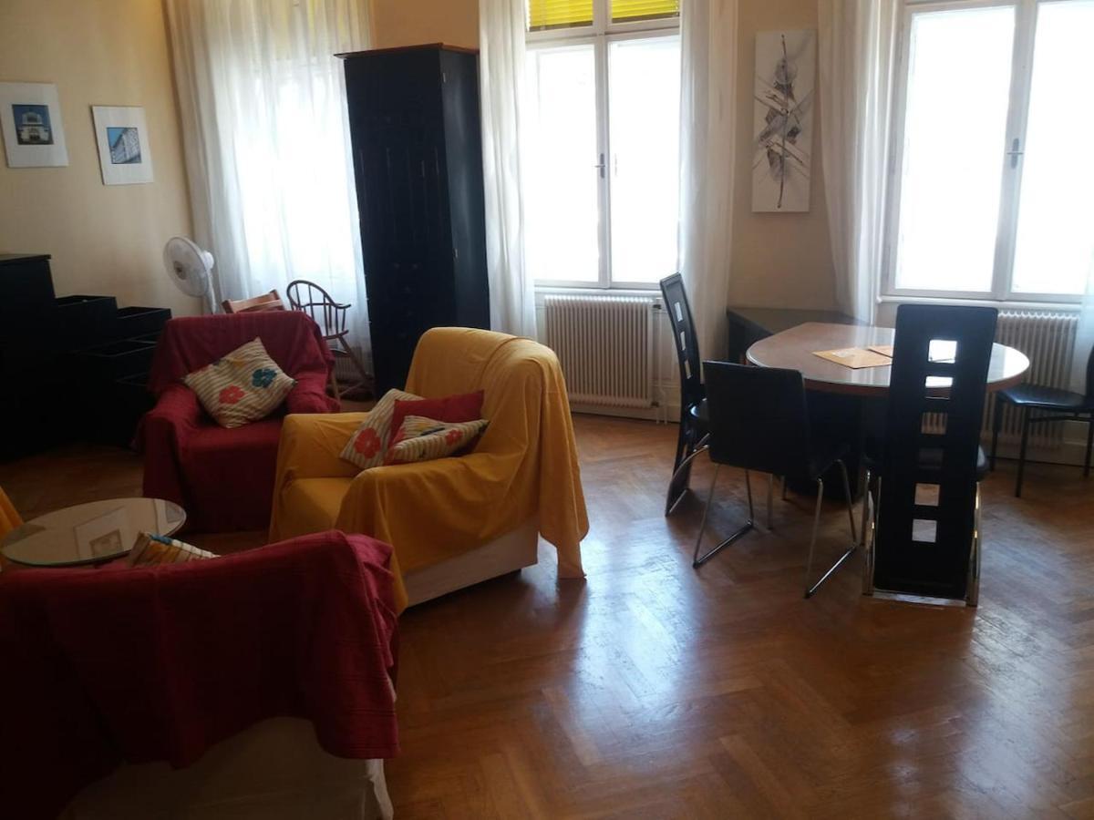 Geraeumige Zentrumsnahe Altbauwohnung Vienna Esterno foto