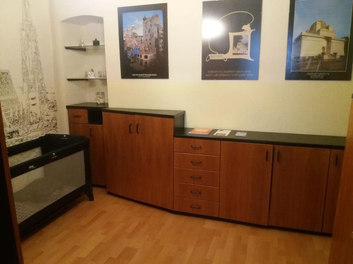 Geraeumige Zentrumsnahe Altbauwohnung Vienna Esterno foto